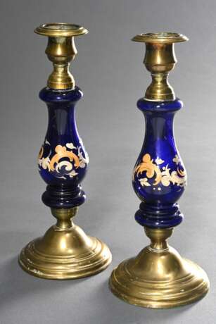 Paar bäuerliche Messing Leuchter mit blauem Glasschaft und floraler Emaille Malerei, H. 24cm, Alters- und Gebrauchsspuren - Foto 1