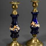 Paar bäuerliche Messing Leuchter mit blauem Glasschaft und floraler Emaille Malerei, H. 24cm, Alters- und Gebrauchsspuren - Foto 2