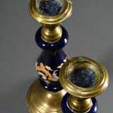 Paar bäuerliche Messing Leuchter mit blauem Glasschaft und floraler Emaille Malerei, H. 24cm, Alters- und Gebrauchsspuren - Foto 3