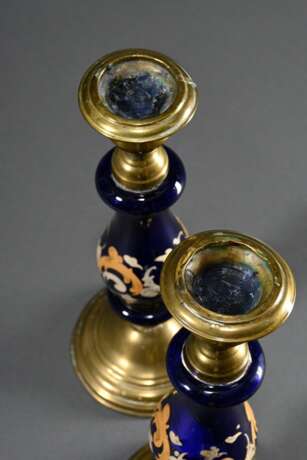 Paar bäuerliche Messing Leuchter mit blauem Glasschaft und floraler Emaille Malerei, H. 24cm, Alters- und Gebrauchsspuren - Foto 3