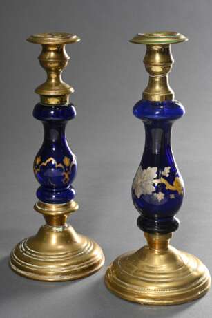 2 Diverse bäuerliche Messing Leuchter mit blauem Glasschaft und floraler Emaille Malerei, H. 23,5/24cm, Alters- und Gebrauchsspuren - Foto 1