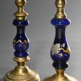 2 Diverse bäuerliche Messing Leuchter mit blauem Glasschaft und floraler Emaille Malerei, H. 23,5/24cm, Alters- und Gebrauchsspuren - Foto 1