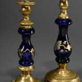 2 Diverse bäuerliche Messing Leuchter mit blauem Glasschaft und floraler Emaille Malerei, H. 23,5/24cm, Alters- und Gebrauchsspuren - Foto 2