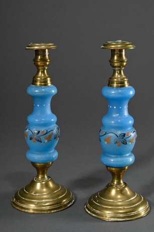 Paar bäuerliche Messing Leuchter mit hellblauem Glasschaft und floraler Emaille Malerei, H. 25,5cm, Alters- und Gebrauchsspuren - photo 1