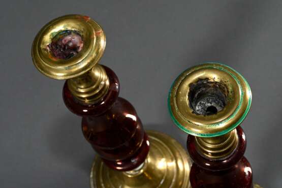 Paar bäuerliche Messing Leuchter mit rotem Glasschaft, H. 25,2cm, Alters- und Gebrauchsspuren - photo 3