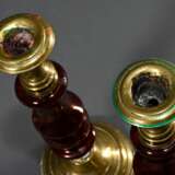 Paar bäuerliche Messing Leuchter mit rotem Glasschaft, H. 25,2cm, Alters- und Gebrauchsspuren - photo 3