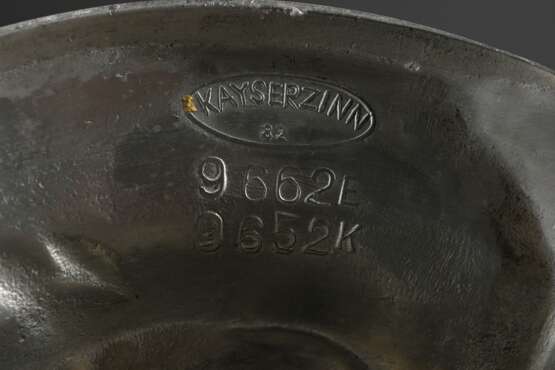 Dreiflammige Kaiserzinn Tafelgirandole mit floralem Reliefdekor, Nr. 9662E 9652K, H. 44,5cm, leichte Gebrauchsspuren - Foto 5