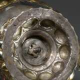 Augsburger Ecuelle oder Wöchnerinnen Deckelterrine mit gebuckelter Wandung und punzierten Floralornamenten sowie plastischer Schlange auf dem Deckel, MZ: B im Kreis, Hans Georg Brechtel (Meister ab 1623), um 1670, Vermei… - Foto 5