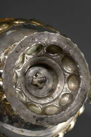 Augsburger Ecuelle oder Wöchnerinnen Deckelterrine mit gebuckelter Wandung und punzierten Floralornamenten sowie plastischer Schlange auf dem Deckel, MZ: B im Kreis, Hans Georg Brechtel (Meister ab 1623), um 1670, Vermei… - Foto 5