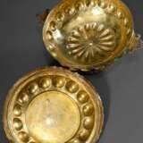 Augsburger Ecuelle oder Wöchnerinnen Deckelterrine mit gebuckelter Wandung und punzierten Floralornamenten sowie plastischer Schlange auf dem Deckel, MZ: B im Kreis, Hans Georg Brechtel (Meister ab 1623), um 1670, Vermei… - Foto 6