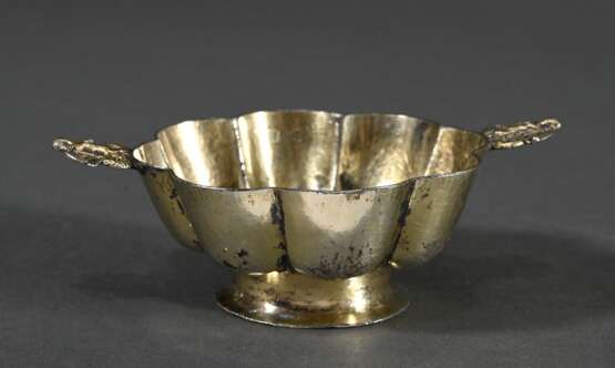 Nürnberger Branntwein Schale mit achtfach bebuckelter Wandung und plastischen „Meerweibchen“ Handhaben, MZ: Jeremias Frencking (1634-1657), Vermeil Silber, Tremolierstich, 55g, H. 3,5cm, Vgl.: Kat. Germanisches Nationalm… - photo 1