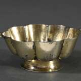 Nürnberger Branntwein Schale mit achtfach bebuckelter Wandung und plastischen „Meerweibchen“ Handhaben, MZ: Jeremias Frencking (1634-1657), Vermeil Silber, Tremolierstich, 55g, H. 3,5cm, Vgl.: Kat. Germanisches Nationalm… - photo 1