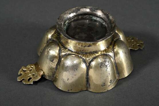 Nürnberger Branntwein Schale mit achtfach bebuckelter Wandung und plastischen „Meerweibchen“ Handhaben, MZ: Jeremias Frencking (1634-1657), Vermeil Silber, Tremolierstich, 55g, H. 3,5cm, Vgl.: Kat. Germanisches Nationalm… - photo 2