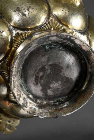 Nürnberger Branntwein Schale mit achtfach bebuckelter Wandung und plastischen „Meerweibchen“ Handhaben, MZ: Jeremias Frencking (1634-1657), Vermeil Silber, Tremolierstich, 55g, H. 3,5cm, Vgl.: Kat. Germanisches Nationalm… - photo 3