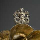 Nürnberger Branntwein Schale mit achtfach bebuckelter Wandung und plastischen „Meerweibchen“ Handhaben, MZ: Jeremias Frencking (1634-1657), Vermeil Silber, Tremolierstich, 55g, H. 3,5cm, Vgl.: Kat. Germanisches Nationalm… - photo 4