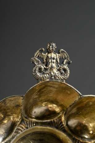 Nürnberger Branntwein Schale mit achtfach bebuckelter Wandung und plastischen „Meerweibchen“ Handhaben, MZ: Jeremias Frencking (1634-1657), Vermeil Silber, Tremolierstich, 55g, H. 3,5cm, Vgl.: Kat. Germanisches Nationalm… - photo 4