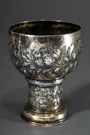 Nürnberger Barock Römer mit gewölbtem Fuß auf flachem Standring, darüber zylindrischer zum Gefäßkörper gehörender Schaft und Wulstnodus, gebauchte Kuppa mit glattem Lippenrand, allseitige fein getriebenes und punziertes … - Foto 3