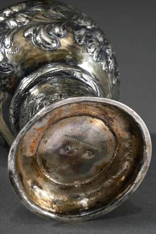 Nürnberger Barock Römer mit gewölbtem Fuß auf flachem Standring, darüber zylindrischer zum Gefäßkörper gehörender Schaft und Wulstnodus, gebauchte Kuppa mit glattem Lippenrand, allseitige fein getriebenes und punziertes … - Foto 5