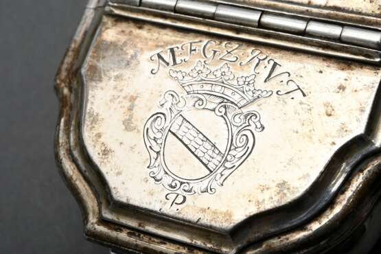 Augsburger Reisesaliere auf 4 Volutenfüßen mit bombierter Wandung und doppeltem Klappdeckel sowie graviertem Wappen mit Monogramm „MFGZRVT“ auf dem Deckel, MZ: Martin Riedel II (1682-1746), um 1720, Silber, Tremulierstic… - Foto 5