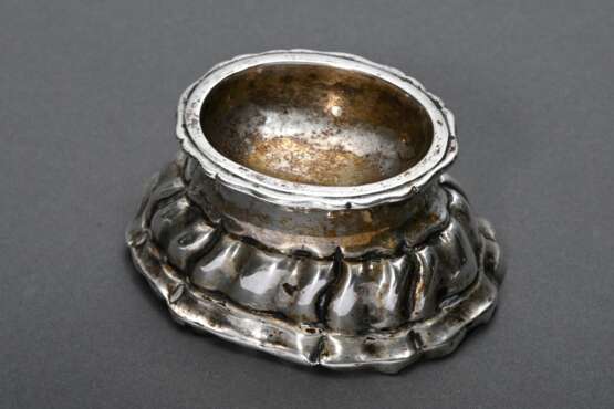 Ovale Augsburger Barock Salière mit ovalem Napf auf getrepptem Sockel mit gedrehten Zügen, MZ: Heinrich Georg Philipp Goth (1700-1759), Silber, 78g, H. 4,2cm, Standring verbogen - photo 1