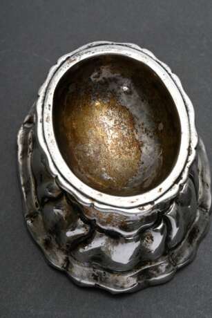 Ovale Augsburger Barock Salière mit ovalem Napf auf getrepptem Sockel mit gedrehten Zügen, MZ: Heinrich Georg Philipp Goth (1700-1759), Silber, 78g, H. 4,2cm, Standring verbogen - photo 2