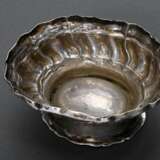 Ovale Augsburger Barock Salière mit ovalem Napf auf getrepptem Sockel mit gedrehten Zügen, MZ: Heinrich Georg Philipp Goth (1700-1759), Silber, 78g, H. 4,2cm, Standring verbogen - photo 3