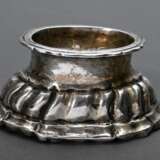 Ovale Augsburger Barock Salière mit ovalem Napf auf getrepptem Sockel mit gedrehten Zügen, MZ: Heinrich Georg Philipp Goth (1700-1759), Silber, 78g, H. 4,2cm, Standring verbogen - photo 4