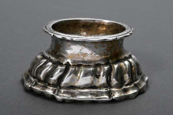 Ovale Augsburger Barock Salière mit ovalem Napf auf getrepptem Sockel mit gedrehten Zügen, MZ: Heinrich Georg Philipp Goth (1700-1759), Silber, 78g, H. 4,2cm, Standring verbogen - photo 4