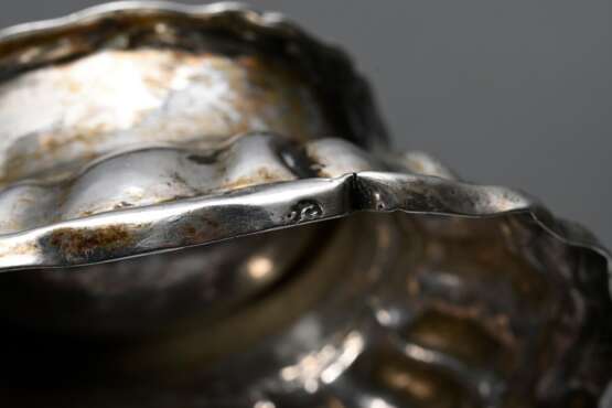 Ovale Augsburger Barock Salière mit ovalem Napf auf getrepptem Sockel mit gedrehten Zügen, MZ: Heinrich Georg Philipp Goth (1700-1759), Silber, 78g, H. 4,2cm, Standring verbogen - photo 5