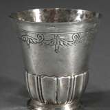 Glockenförmiger Regence Fußbecher mit floral abstrahiertem Fries über Schlangenhaut Wandung und gerilltem Sockel, MZ: Georg Wilhelm Schedel (Meister ab 1722), Frankfurt um 1730, Silber, 56g, H. 7cm, Druckstellen, Vgl.: R… - Foto 1