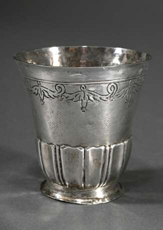 Glockenförmiger Regence Fußbecher mit floral abstrahiertem Fries über Schlangenhaut Wandung und gerilltem Sockel, MZ: Georg Wilhelm Schedel (Meister ab 1722), Frankfurt um 1730, Silber, 56g, H. 7cm, Druckstellen, Vgl.: R… - Foto 1