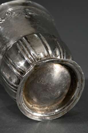 Glockenförmiger Regence Fußbecher mit floral abstrahiertem Fries über Schlangenhaut Wandung und gerilltem Sockel, MZ: Georg Wilhelm Schedel (Meister ab 1722), Frankfurt um 1730, Silber, 56g, H. 7cm, Druckstellen, Vgl.: R… - Foto 2