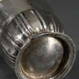 Glockenförmiger Regence Fußbecher mit floral abstrahiertem Fries über Schlangenhaut Wandung und gerilltem Sockel, MZ: Georg Wilhelm Schedel (Meister ab 1722), Frankfurt um 1730, Silber, 56g, H. 7cm, Druckstellen, Vgl.: R… - Foto 2