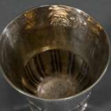 Glockenförmiger Regence Fußbecher mit floral abstrahiertem Fries über Schlangenhaut Wandung und gerilltem Sockel, MZ: Georg Wilhelm Schedel (Meister ab 1722), Frankfurt um 1730, Silber, 56g, H. 7cm, Druckstellen, Vgl.: R… - Foto 4
