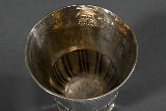 Glockenförmiger Regence Fußbecher mit floral abstrahiertem Fries über Schlangenhaut Wandung und gerilltem Sockel, MZ: Georg Wilhelm Schedel (Meister ab 1722), Frankfurt um 1730, Silber, 56g, H. 7cm, Druckstellen, Vgl.: R… - Foto 4