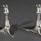 Paar niedrige Leuchter mit Balustertülle auf dreieckigem Fuß in schlichter Façon, Ende 18.Jh., am Boden graviertes Besitzermonogramm "JS unter Krone in Lorbeerzweigen", ungedeutete Punze, Silber 12 Lot, 381g, H… - Foto 1