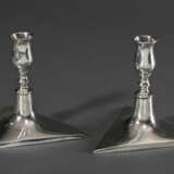 Paar niedrige Leuchter mit Balustertülle auf dreieckigem Fuß in schlichter Façon, Ende 18.Jh., am Boden graviertes Besitzermonogramm "JS unter Krone in Lorbeerzweigen", ungedeutete Punze, Silber 12 Lot, 381g, H… - Foto 2