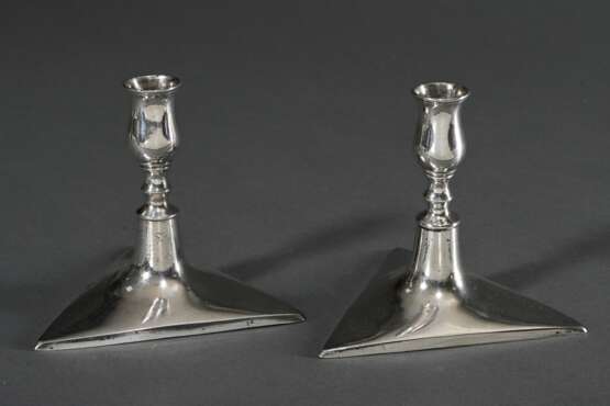Paar niedrige Leuchter mit Balustertülle auf dreieckigem Fuß in schlichter Façon, Ende 18.Jh., am Boden graviertes Besitzermonogramm "JS unter Krone in Lorbeerzweigen", ungedeutete Punze, Silber 12 Lot, 381g, H… - Foto 2