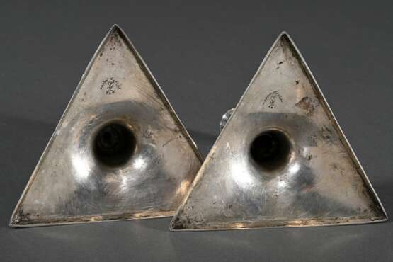 Paar niedrige Leuchter mit Balustertülle auf dreieckigem Fuß in schlichter Façon, Ende 18.Jh., am Boden graviertes Besitzermonogramm "JS unter Krone in Lorbeerzweigen", ungedeutete Punze, Silber 12 Lot, 381g, H… - Foto 4