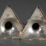 Paar niedrige Leuchter mit Balustertülle auf dreieckigem Fuß in schlichter Façon, Ende 18.Jh., am Boden graviertes Besitzermonogramm "JS unter Krone in Lorbeerzweigen", ungedeutete Punze, Silber 12 Lot, 381g, H… - Foto 4