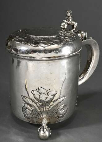 Barock Deckelhumpen auf Kugelfüßen mit floral getriebener Wandung, "Löwen" Daumenrast und Punktgravur "F:H:S" sowie Datierung im Deckel, wohl Norwegen 18.Jh., Silber innen vergoldet, 799g, H. 21,5cm, … - Foto 1