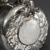 Barock Deckelhumpen auf Kugelfüßen mit floral getriebener Wandung, "Löwen" Daumenrast und Punktgravur "F:H:S" sowie Datierung im Deckel, wohl Norwegen 18.Jh., Silber innen vergoldet, 799g, H. 21,5cm, … - Foto 8
