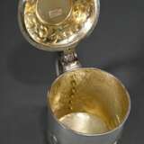 Barock Deckelhumpen auf Kugelfüßen mit floral getriebener Wandung, "Löwen" Daumenrast und Punktgravur "F:H:S" sowie Datierung im Deckel, wohl Norwegen 18.Jh., Silber innen vergoldet, 799g, H. 21,5cm, … - Foto 9
