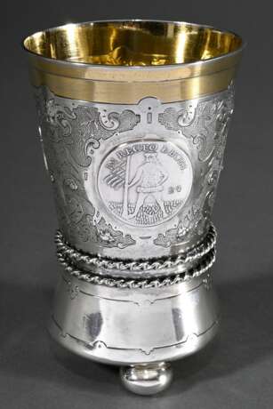 Becher nach Renaissance Vorbild mit 3 Münzen in aufwendig gravierter Wandung auf drei gedrückten Füßchen, MZ: Lameyer, Silber 800, innen vergoldet, 800, 250g, H. 13,5cm - Foto 1