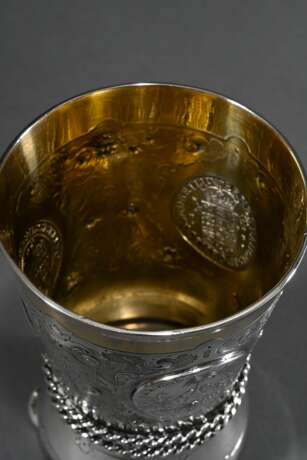 Becher nach Renaissance Vorbild mit 3 Münzen in aufwendig gravierter Wandung auf drei gedrückten Füßchen, MZ: Lameyer, Silber 800, innen vergoldet, 800, 250g, H. 13,5cm - Foto 4