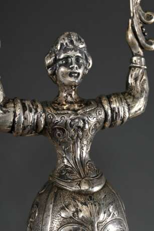 Historismus Hochzeitsbecher in Form einer stehenden Frau ein Gefäß hochhaltend, Kleid und Becherwandung mit Frucht- und Blütendekor sowie rückseitiger Groteske, MZ: Neresheimer, Hanau, letztes Viertel 19.Jh., Silber inne… - Foto 4