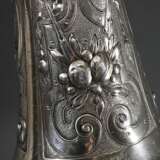 Historismus Hochzeitsbecher in Form einer stehenden Frau ein Gefäß hochhaltend, Kleid und Becherwandung mit Frucht- und Blütendekor sowie rückseitiger Groteske, MZ: Neresheimer, Hanau, letztes Viertel 19.Jh., Silber inne… - Foto 5