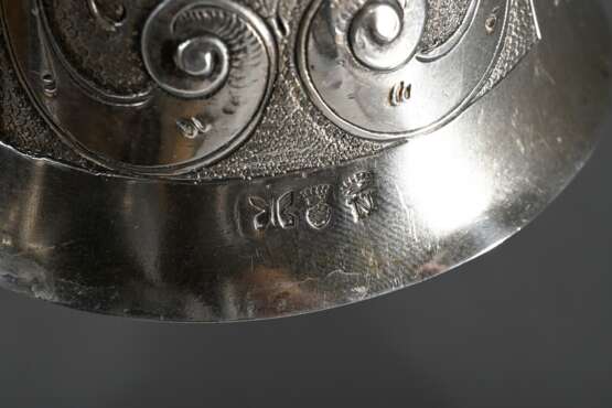 Historismus Hochzeitsbecher in Form einer stehenden Frau ein Gefäß hochhaltend, Kleid und Becherwandung mit Frucht- und Blütendekor sowie rückseitiger Groteske, MZ: Neresheimer, Hanau, letztes Viertel 19.Jh., Silber inne… - Foto 6