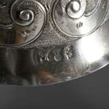Historismus Hochzeitsbecher in Form einer stehenden Frau ein Gefäß hochhaltend, Kleid und Becherwandung mit Frucht- und Blütendekor sowie rückseitiger Groteske, MZ: Neresheimer, Hanau, letztes Viertel 19.Jh., Silber inne… - Foto 6