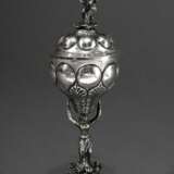 Kleiner Buckel-Deckelpokal mit plastischer Karyatide und gelockten Blütenblättern auf Deckel und Fuß nach gotischem Vorbild, wohl Hanau, Ende 19.Jh., Silber innen vergoldet, 92g, H. 16,2cm - photo 1